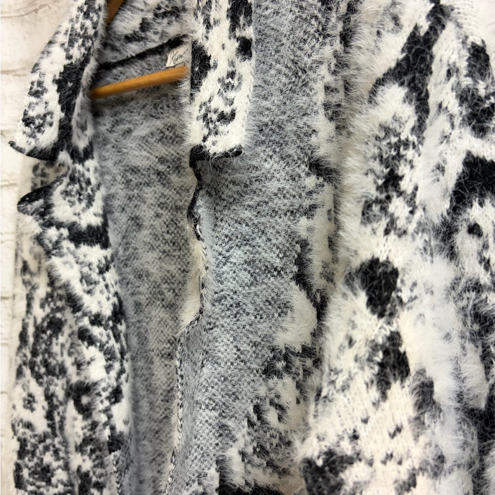 Kismet Black & White Open-Front Patterned Cardigan With Pockets - Picture 4 of 7
